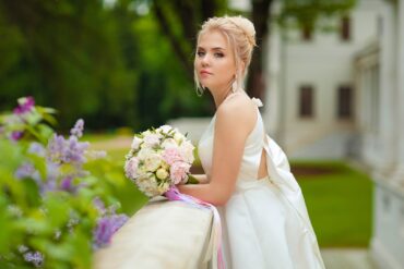 Seasonal Bridal Hairstyles: Incorporating Seasonal Flowers into Your Bridal Hair